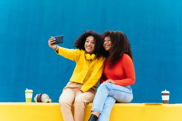 Jonge Vrolijke Vrouwen Die Selfies Nemen Met Smartphone Tieners Hebben — Stockfoto
