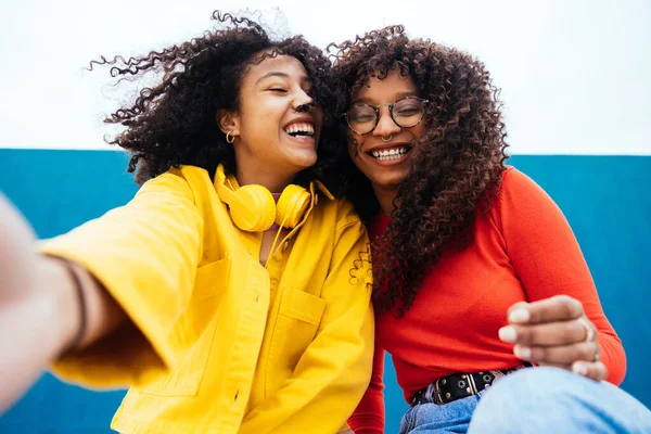 Νεαρές Ευτυχισμένες Γυναίκες Που Παίρνουν Selfies Smartphone Έφηβοι Διασκεδάζουν Έξω — Φωτογραφία Αρχείου