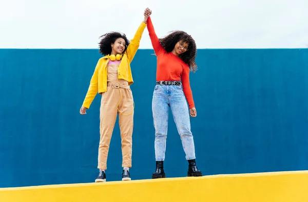 Νεαρές Χαρούμενες Γυναίκες Ποζάρουν Χρωματιστούς Μπλε Και Κίτρινους Τοίχους Έφηβη — Φωτογραφία Αρχείου