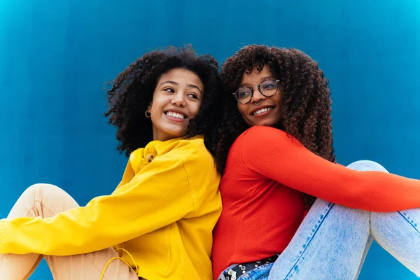 Unga Glada Kvinnor Poserar Färgade Blå Och Gula Väggar Tonåringar — Stockfoto