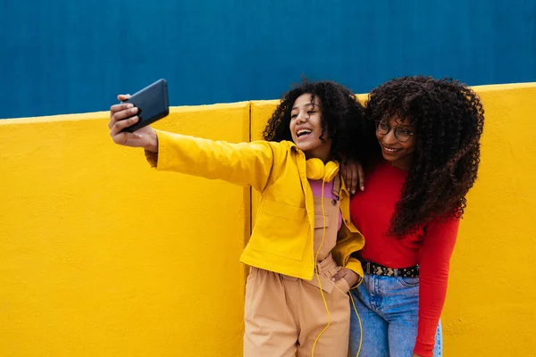 Genç Mutlu Kadınlar Akıllı Telefonlarıyla Selfie Çekiyorlar Gençler Okuldan Sonra — Stok fotoğraf