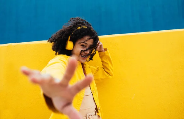 Молода Щаслива Жінка Танцює Розважається Відкритому Повітрі Підліток Слухає Музику — стокове фото