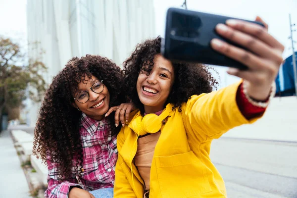 Mladé Šťastné Ženy Baví Venku Smějí Sdílejí Dobrou Náladu Teenageři — Stock fotografie