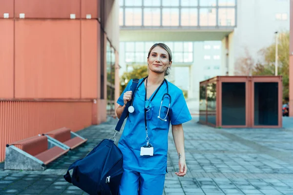 병원에 출근하는 간호사의 생활을 영상입니다 — 스톡 사진