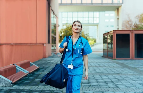 병원에 출근하는 간호사의 생활을 영상입니다 — 스톡 사진