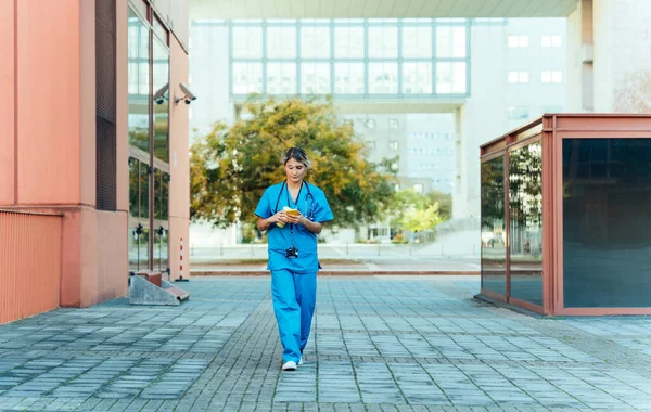 Hastanede Çalışan Bir Hemşirenin Günlük Yaşamının Sinematik Görüntüsü — Stok fotoğraf