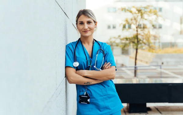 Filmagem Cinematográfica Representação Cotidiano Uma Enfermeira Que Vai Trabalhar Hospital — Fotografia de Stock