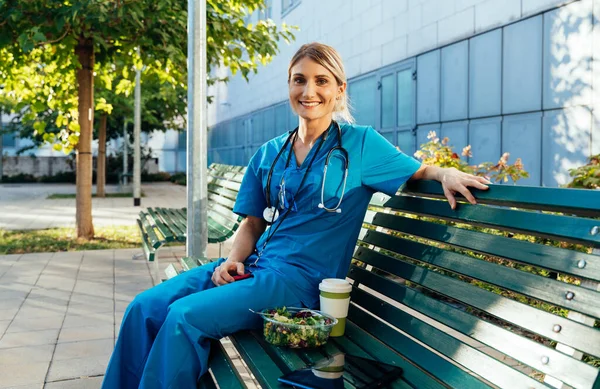 Filmagem Cinematográfica Representação Cotidiano Uma Enfermeira Que Vai Trabalhar Hospital — Fotografia de Stock