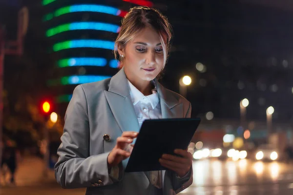 Beautiful Business Woman Working Outdoor Modern City — Stockfoto