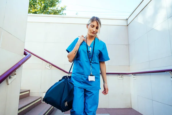 描述即将在医院工作的护士的日常生活 — 图库照片