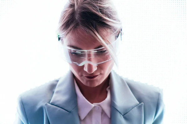 Femeie Afaceri Braț Bionic Cyborg Vizor Realitate Augmentată Reprezentarea Viitorului — Fotografie, imagine de stoc