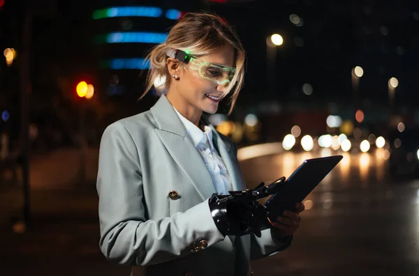Zakenvrouw Met Cyborg Bionische Arm Augmented Reality Vizier — Stockfoto