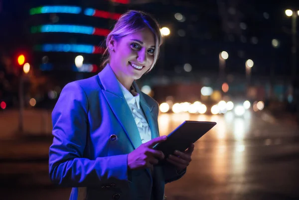 Beautiful Business Woman Working Outdoor Modern City — Stockfoto