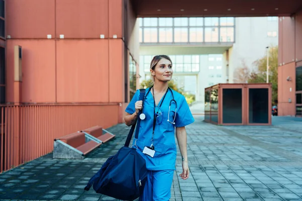 Кінематографічне Зображення Повсякденного Життя Медсестри Яка Збирається Працювати Лікарні — стокове фото