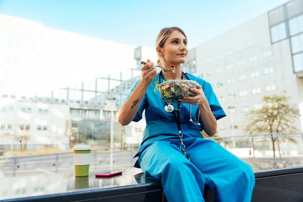 Filmaufnahmen Die Den Alltag Einer Krankenschwester Bei Der Arbeit Krankenhaus — Stockfoto