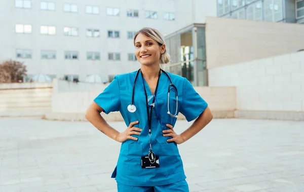 Кінематографічне Зображення Повсякденного Життя Медсестри Яка Збирається Працювати Лікарні — стокове фото