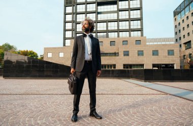 Genç girişimci işteki başarılı gününü kutlamak için atlayıp dans ediyor. İş hayatında özgürlük ve tasasızlık kavramı