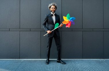 Genç bir girişimcinin, teknoloji ve yeşil enerji ile ilgili başarılı girişimcilik işinde çalışacağına dair sinematik ve hikaye anlatımı. Şirket ve yaşam tarzı kavramları