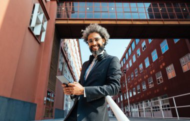 Genç bir girişimcinin, teknoloji ve yeşil enerji ile ilgili başarılı girişimcilik işinde çalışacağına dair sinematik ve hikaye anlatımı. Şirket ve yaşam tarzı kavramları