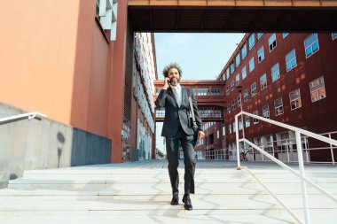 Genç bir girişimcinin, teknoloji ve yeşil enerji ile ilgili başarılı girişimcilik işinde çalışacağına dair sinematik ve hikaye anlatımı. Şirket ve yaşam tarzı kavramları