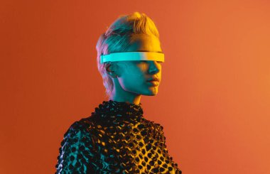 Gelişmiş teknoloji parçalarına sahip biyonik bir süper insanın temsili VR vizör ve cihazlar olarak karışık bir gerçeklik eğitim odasında oynanıyor. İnsan ırkının ve yapay zekanın gelecekteki siber punk evrimi