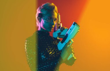 Gelişmiş teknoloji parçalarına sahip biyonik bir süper insanın temsili VR vizör ve cihazlar olarak karışık bir gerçeklik eğitim odasında oynanıyor. İnsan ırkının ve yapay zekanın gelecekteki siber punk evrimi