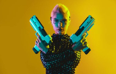 Gelişmiş teknoloji parçalarına sahip biyonik bir süper insanın temsili VR vizör ve cihazlar olarak karışık bir gerçeklik eğitim odasında oynanıyor. İnsan ırkının ve yapay zekanın gelecekteki siber punk evrimi