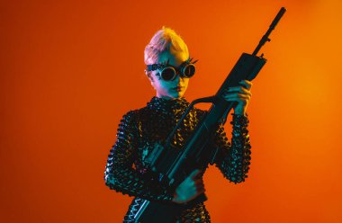 Gelişmiş teknoloji parçalarına sahip biyonik bir süper insanın temsili VR vizör ve cihazlar olarak karışık bir gerçeklik eğitim odasında oynanıyor. İnsan ırkının ve yapay zekanın gelecekteki siber punk evrimi