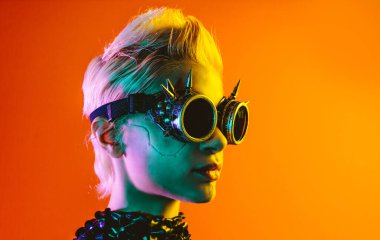 Gelişmiş teknoloji parçalarına sahip biyonik bir süper insanın temsili VR vizör ve cihazlar olarak karışık bir gerçeklik eğitim odasında oynanıyor. İnsan ırkının ve yapay zekanın gelecekteki siber punk evrimi