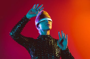 Gelişmiş teknoloji parçalarına sahip biyonik bir süper insanın temsili VR vizör ve cihazlar olarak karışık bir gerçeklik eğitim odasında oynanıyor. İnsan ırkının ve yapay zekanın gelecekteki siber punk evrimi