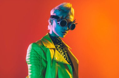 Gelişmiş teknoloji parçalarına sahip biyonik bir süper insanın temsili VR vizör ve cihazlar olarak karışık bir gerçeklik eğitim odasında oynanıyor. İnsan ırkının ve yapay zekanın gelecekteki siber punk evrimi