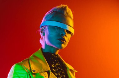 Gelişmiş teknoloji parçalarına sahip biyonik bir süper insanın temsili VR vizör ve cihazlar olarak karışık bir gerçeklik eğitim odasında oynanıyor. İnsan ırkının ve yapay zekanın gelecekteki siber punk evrimi