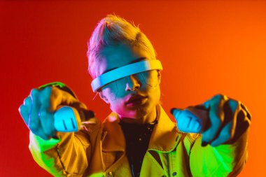 Gelişmiş teknoloji parçalarına sahip biyonik bir süper insanın temsili VR vizör ve cihazlar olarak karışık bir gerçeklik eğitim odasında oynanıyor. İnsan ırkının ve yapay zekanın gelecekteki siber punk evrimi