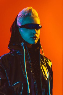 Gelişmiş teknoloji parçalarına sahip biyonik bir süper insanın temsili VR vizör ve cihazlar olarak karışık bir gerçeklik eğitim odasında oynanıyor. İnsan ırkının ve yapay zekanın gelecekteki siber punk evrimi