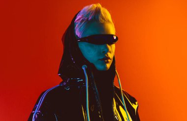 Gelişmiş teknoloji parçalarına sahip biyonik bir süper insanın temsili VR vizör ve cihazlar olarak karışık bir gerçeklik eğitim odasında oynanıyor. İnsan ırkının ve yapay zekanın gelecekteki siber punk evrimi