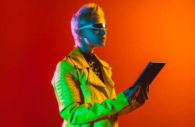 Gelişmiş teknoloji parçalarına sahip biyonik bir süper insanın temsili VR vizör ve cihazlar olarak karışık bir gerçeklik eğitim odasında oynanıyor. İnsan ırkının ve yapay zekanın gelecekteki siber punk evrimi