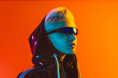 Gelişmiş teknoloji parçalarına sahip biyonik bir süper insanın temsili VR vizör ve cihazlar olarak karışık bir gerçeklik eğitim odasında oynanıyor. İnsan ırkının ve yapay zekanın gelecekteki siber punk evrimi