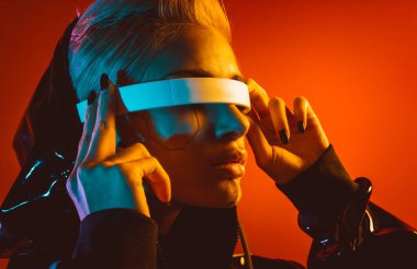 Gelişmiş teknoloji parçalarına sahip biyonik bir süper insanın temsili VR vizör ve cihazlar olarak karışık bir gerçeklik eğitim odasında oynanıyor. İnsan ırkının ve yapay zekanın gelecekteki siber punk evrimi