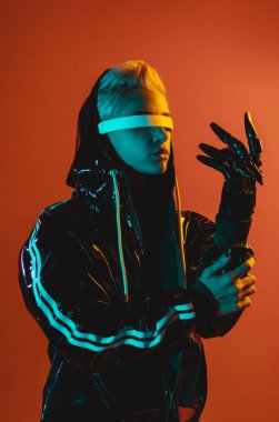 Gelişmiş teknoloji parçalarına sahip biyonik bir süper insanın temsili VR vizör ve cihazlar olarak karışık bir gerçeklik eğitim odasında oynanıyor. İnsan ırkının ve yapay zekanın gelecekteki siber punk evrimi