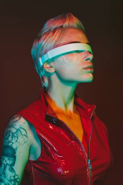 Gelişmiş teknoloji parçalarına sahip biyonik bir süper insanın temsili VR vizör ve cihazlar olarak karışık bir gerçeklik eğitim odasında oynanıyor. İnsan ırkının ve yapay zekanın gelecekteki siber punk evrimi