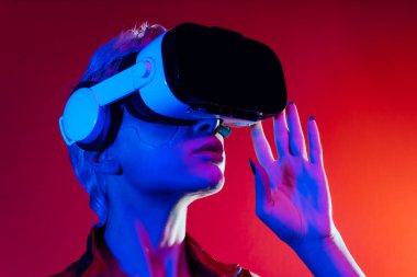 Gelişmiş teknoloji parçalarına sahip biyonik bir süper insanın temsili VR vizör ve cihazlar olarak karışık bir gerçeklik eğitim odasında oynanıyor. İnsan ırkının ve yapay zekanın gelecekteki siber punk evrimi