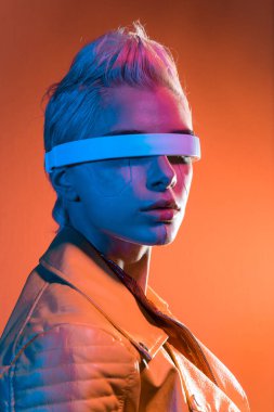 Gelişmiş teknoloji parçalarına sahip biyonik bir süper insanın temsili VR vizör ve cihazlar olarak karışık bir gerçeklik eğitim odasında oynanıyor. İnsan ırkının ve yapay zekanın gelecekteki siber punk evrimi