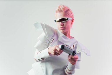 Gelişmiş teknoloji parçalarına sahip biyonik bir süper insanın temsili VR vizör ve cihazlar olarak karışık bir gerçeklik eğitim odasında oynanıyor. İnsan ırkının ve yapay zekanın gelecekteki siber punk evrimi