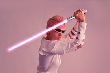 Gelişmiş teknoloji parçalarına sahip biyonik bir süper insanın temsili VR vizör ve cihazlar olarak karışık bir gerçeklik eğitim odasında oynanıyor. İnsan ırkının ve yapay zekanın gelecekteki siber punk evrimi