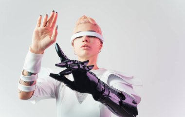 Gelişmiş teknoloji parçalarına sahip biyonik bir süper insanın temsili VR vizör ve cihazlar olarak karışık bir gerçeklik eğitim odasında oynanıyor. İnsan ırkının ve yapay zekanın gelecekteki siber punk evrimi