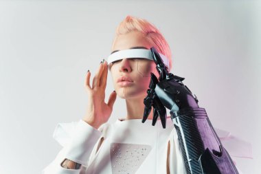 Gelişmiş teknoloji parçalarına sahip biyonik bir süper insanın temsili VR vizör ve cihazlar olarak karışık bir gerçeklik eğitim odasında oynanıyor. İnsan ırkının ve yapay zekanın gelecekteki siber punk evrimi