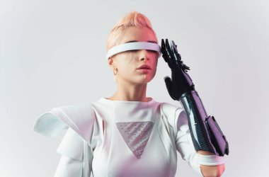 Gelişmiş teknoloji parçalarına sahip biyonik bir süper insanın temsili VR vizör ve cihazlar olarak karışık bir gerçeklik eğitim odasında oynanıyor. İnsan ırkının ve yapay zekanın gelecekteki siber punk evrimi