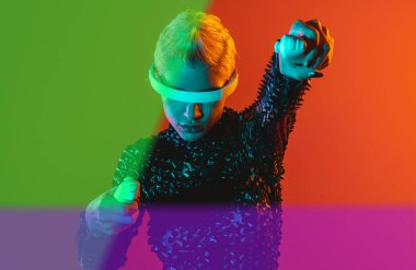 Gelişmiş teknoloji parçalarına sahip biyonik bir süper insanın temsili VR vizör ve cihazlar olarak karışık bir gerçeklik eğitim odasında oynanıyor. İnsan ırkının ve yapay zekanın gelecekteki siber punk evrimi