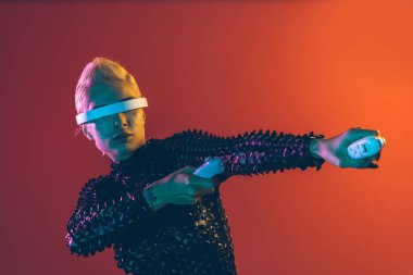 Gelişmiş teknoloji parçalarına sahip biyonik bir süper insanın temsili VR vizör ve cihazlar olarak karışık bir gerçeklik eğitim odasında oynanıyor. İnsan ırkının ve yapay zekanın gelecekteki siber punk evrimi