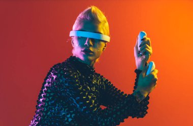 Gelişmiş teknoloji parçalarına sahip biyonik bir süper insanın temsili VR vizör ve cihazlar olarak karışık bir gerçeklik eğitim odasında oynanıyor. İnsan ırkının ve yapay zekanın gelecekteki siber punk evrimi